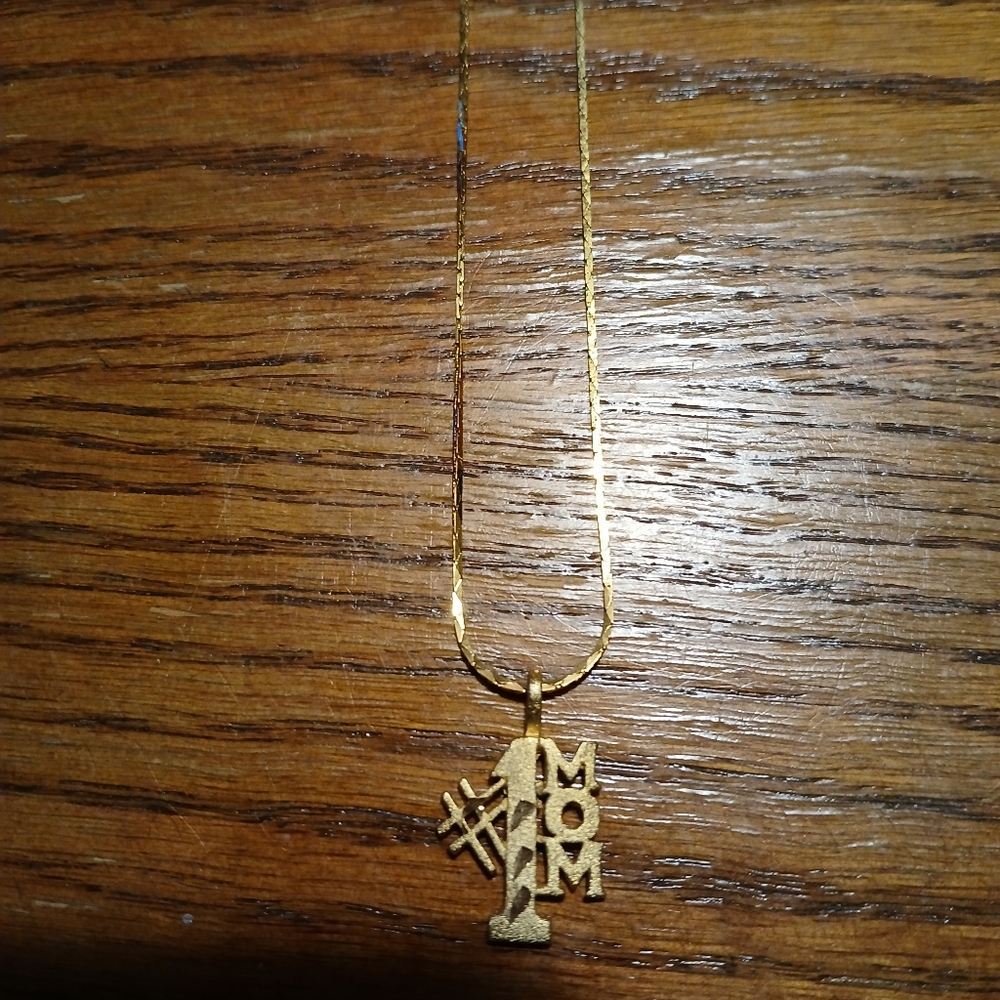 Gold tone heavy #1 mom necklace